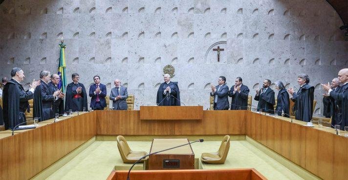 A Constituição Federal determina que presidentes, governadores, prefeitos e seus substitutos só podem ser reeleitos uma vez consecutiva