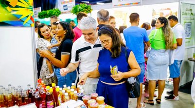 A diretora comercial do evento, Janaína Sena, reforça o convite: (Foto: Reprodução)