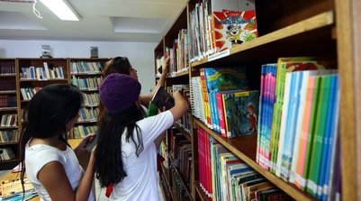 Adolescentes em biblioteca; imagem ilustrativa (Foto: Arquivo AT)