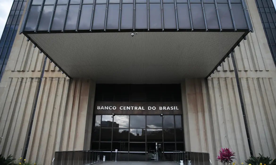Boletim Focus manteve projeções para PIB, dólar e Selic