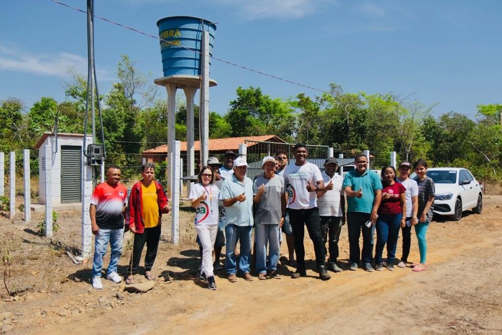 Comunidade recebe abastecimento de água.