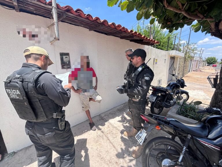 Durante a operação, três homens foram presos. F. G. da S., de 43 anos, foi detido no bairro Vila Operária