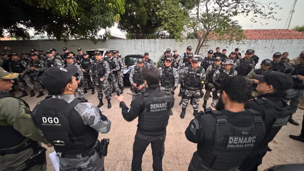 Durante as primeiras horas da ação, as equipes já apreenderam armas de fogo,