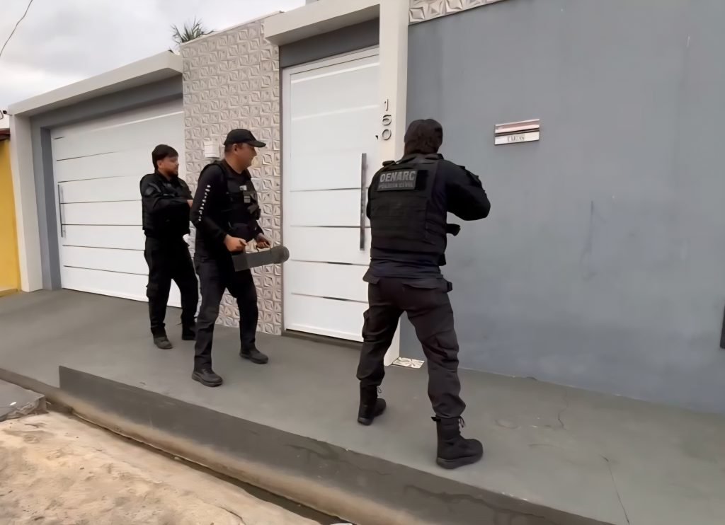 Durante o cumprimento das ordens judiciais, foram apreendidos simulacros de armas de fogo