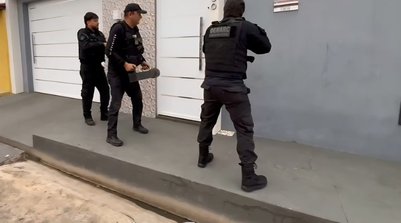 Durante o cumprimento das ordens judiciais, foram apreendidos simulacros de armas de fogo (Foto: Reprodução/SSPI)