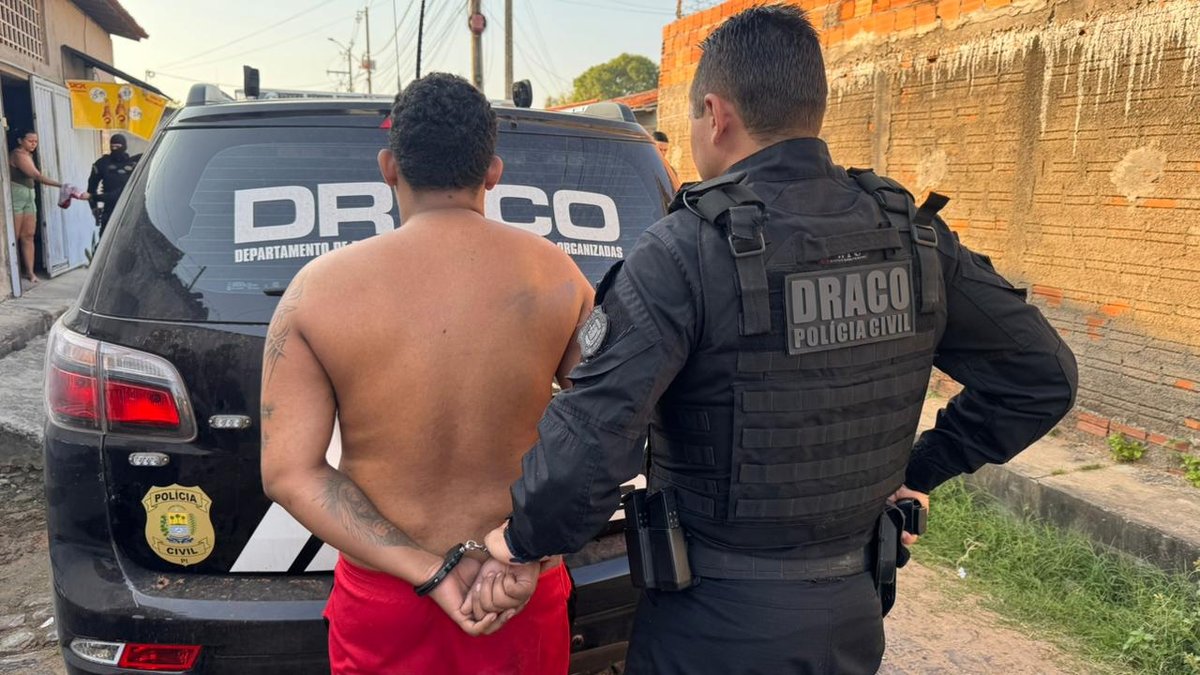 Durante o cumprimento dos mandados, os policiais apreenderam uma arma de fogo