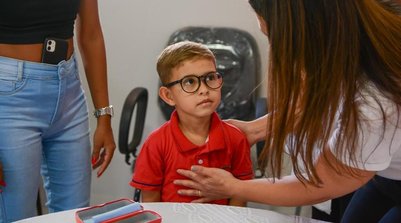 Entrega de óculos para crianças (Foto: Ascom Sesapi)