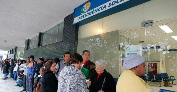 Idosos aguardam na fila da Previdência Social, administrada pelo INSS, em Curitiba
