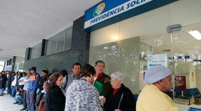 Idosos aguardam na fila da Previdência Social, administrada pelo INSS, em Curitiba (Foto: Divulgação/Agência Senado)