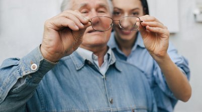 O médico reforça que o cuidado com a visão deve começar muito antes da terceira idade (Foto: Reprodução)