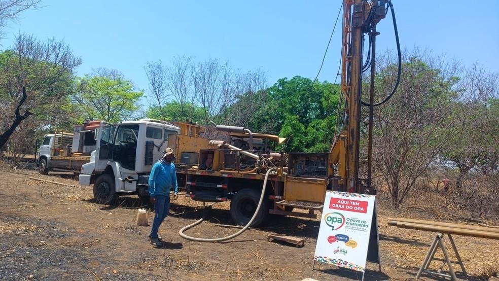 Obras de implantação de sistema de abastecimento de água.
