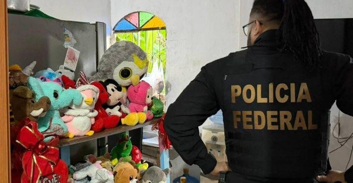 Os policiais constataram casos em que os suspeitos não apenas compartilhavam conteúdo criminoso, mas também produziam material de abuso com menores