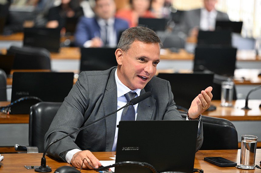 Pelo texto, se houver indícios fundamentados de existência e autoria do crime