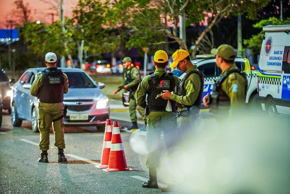 Policiais durante fiscalização no trânsito.