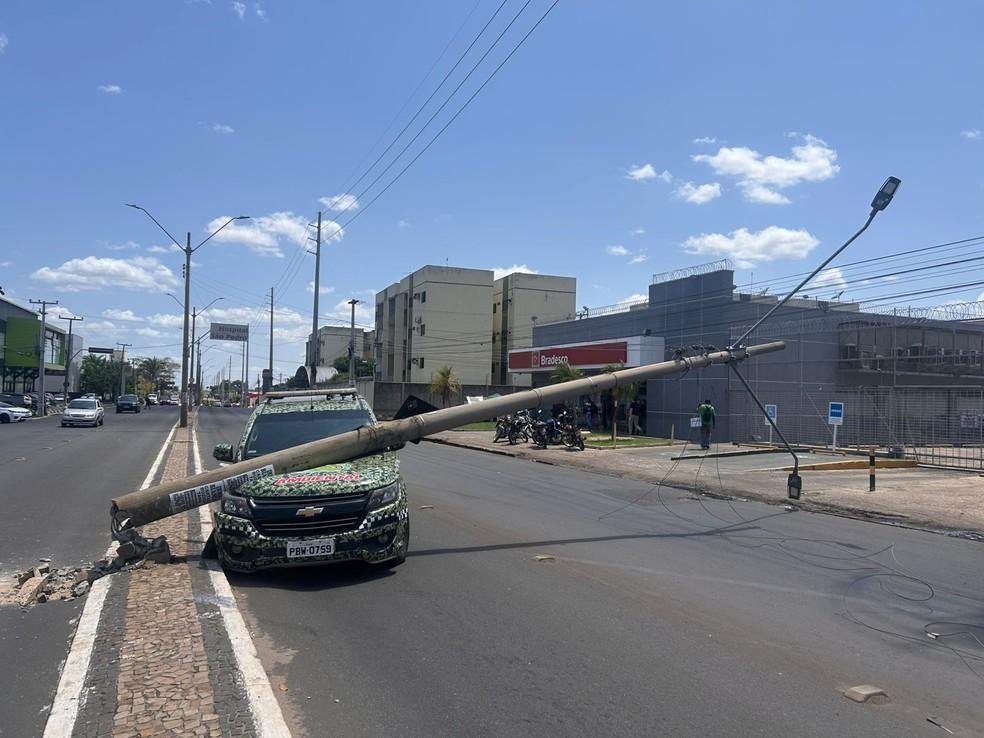 Poste cai sobre viatura da PM e interdita via da Avenida Barão de Gurguéia