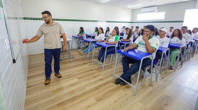 Professor em sala de aula da rede de ensino do Piauí (Foto: Divulgação/Seduc)