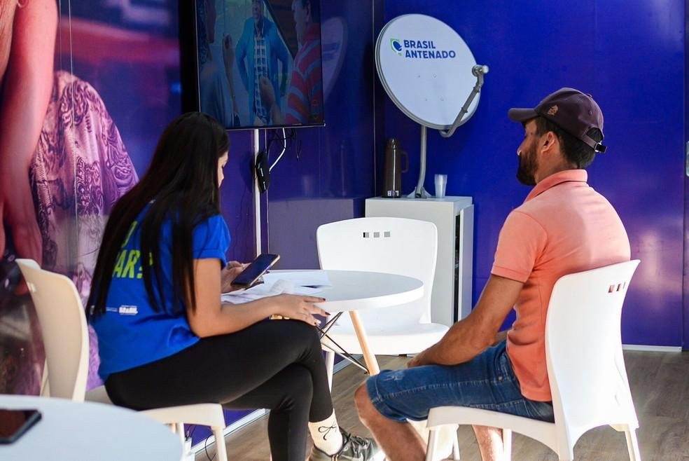 Programa Brasil Antenado distribui antenas parabólicas digitais gratuitamente para famílias de baixa renda inscritas no Cadastro Único (CadÚnico)