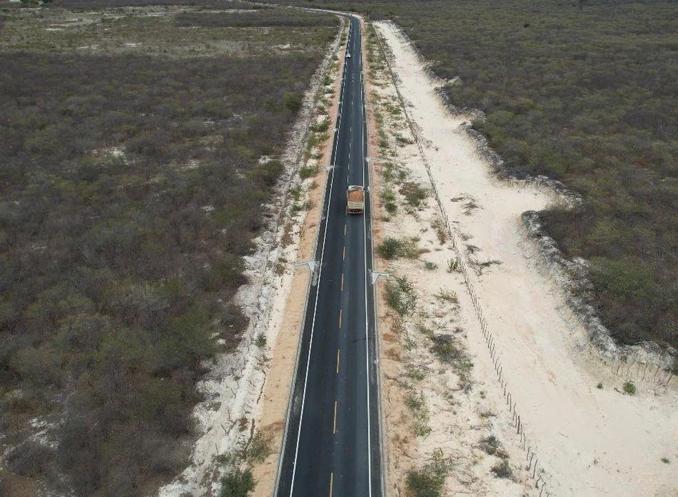 Rodovia PI-115, ligando Assunção do Piauí a Quiterianópolis.