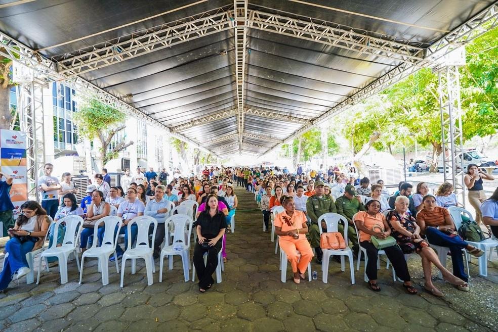 Servidores durante abertura da Semana do Servidor