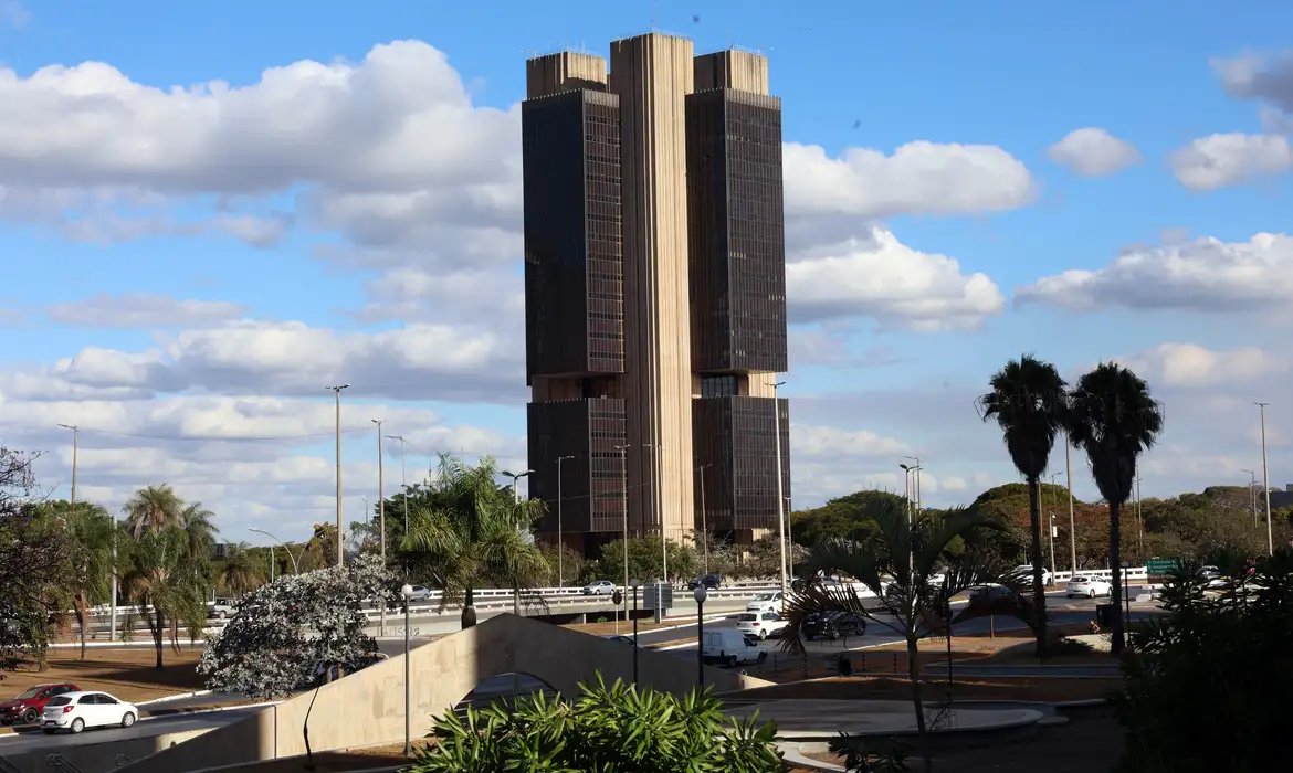Boletim Focus manteve previsão de PIB fechando 2025 em 2,16%, diz BC