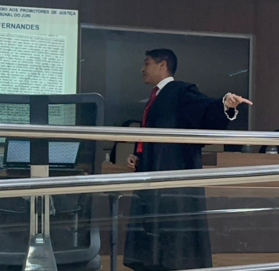 De acordo com a denúncia, o crime foi cometido por motivo torpe, mediante meio cruel