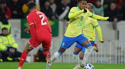 Estêvão parte para cima de marcadores da Tunísia (Foto: Rico Brouwer/Soccrates/Getty Images)