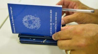 Homem folheia carteira de trabalho (Foto: Marcello Casal/Agência Brasil)