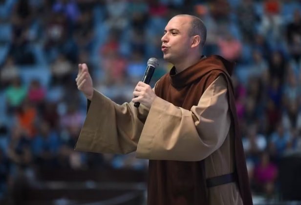 Homenagem a Frei Gilson foi apresentada pela deputada Vanessa Tapety e aprovada em plenário