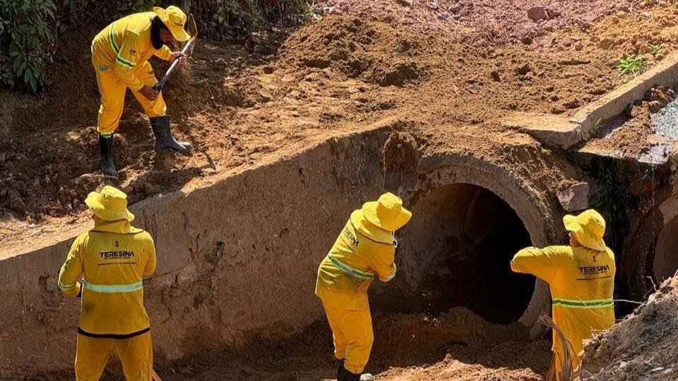 Limpeza de canais na região sudeste