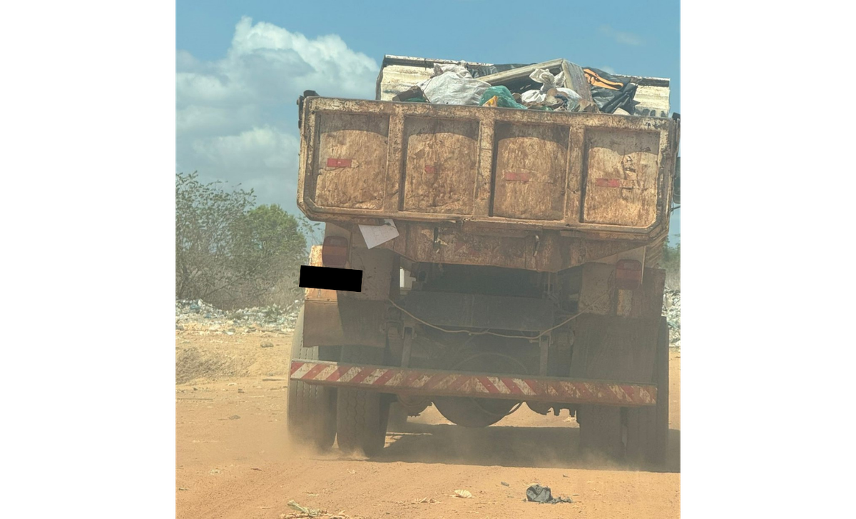 Durante a vistoria, o promotor de Justiça Maurício Gomes de Souza presenciou uma caçamba da Prefeitura