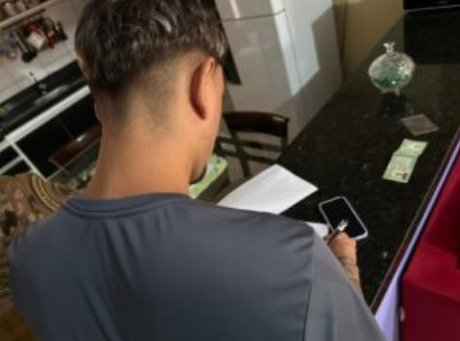 Durante as diligências, foram cumpridos dois mandados de busca e apreensão domiciliar