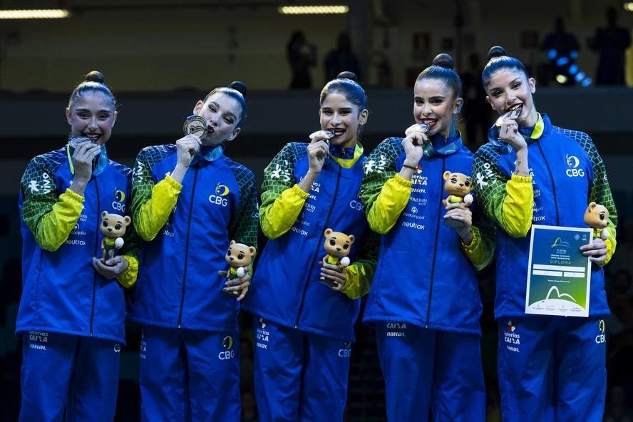 Equipe brasileira de ginástica rítmica com a medalha de prata na prova olímpica do Mundial do Rio de Janeiro