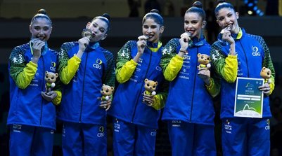 Equipe brasileira de ginástica rítmica com a medalha de prata na prova olímpica do Mundial do Rio de Janeiro (Foto: Ivan Carvalho / CBG)