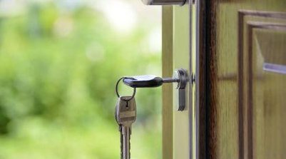 Foto ilustrativa de chaves em uma porta (Foto: Pixabay)