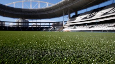 Gramado do Estádio Nilton Santos, do Botafogo, é artificial (Foto: Divulgação / Botafogo)