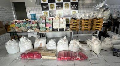 O delegado Ayslan Magalhães, titular da 2ª Delegacia Seccional, destacou que a operação atingiu toda a cadeia de atuação do grupo criminoso. (Foto: Reprodução/SSPI)