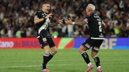 Pablo Vegetti e Puma Rodríguez, do Vasco, celebrando a classificação à final da Copa do Brasil