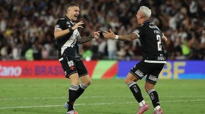 Pablo Vegetti e Puma Rodríguez, do Vasco, celebrando a classificação à final da Copa do Brasil (Foto: Wagner Meier/Getty Images)