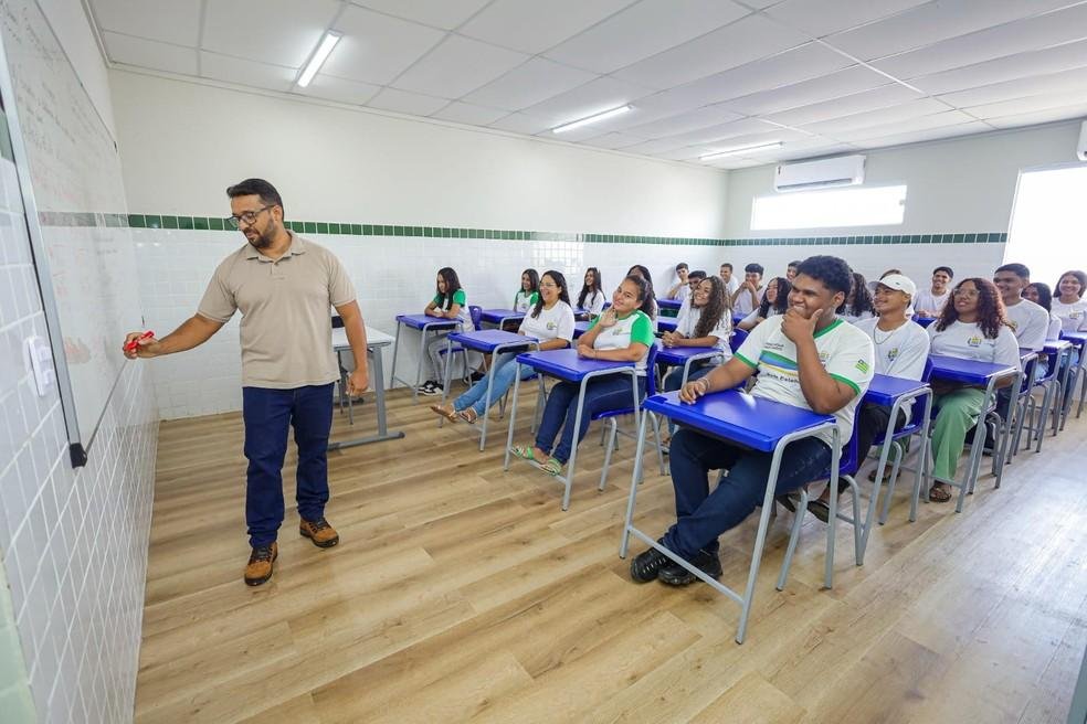 Professor em sala de aula da rede de ensino do Piauí