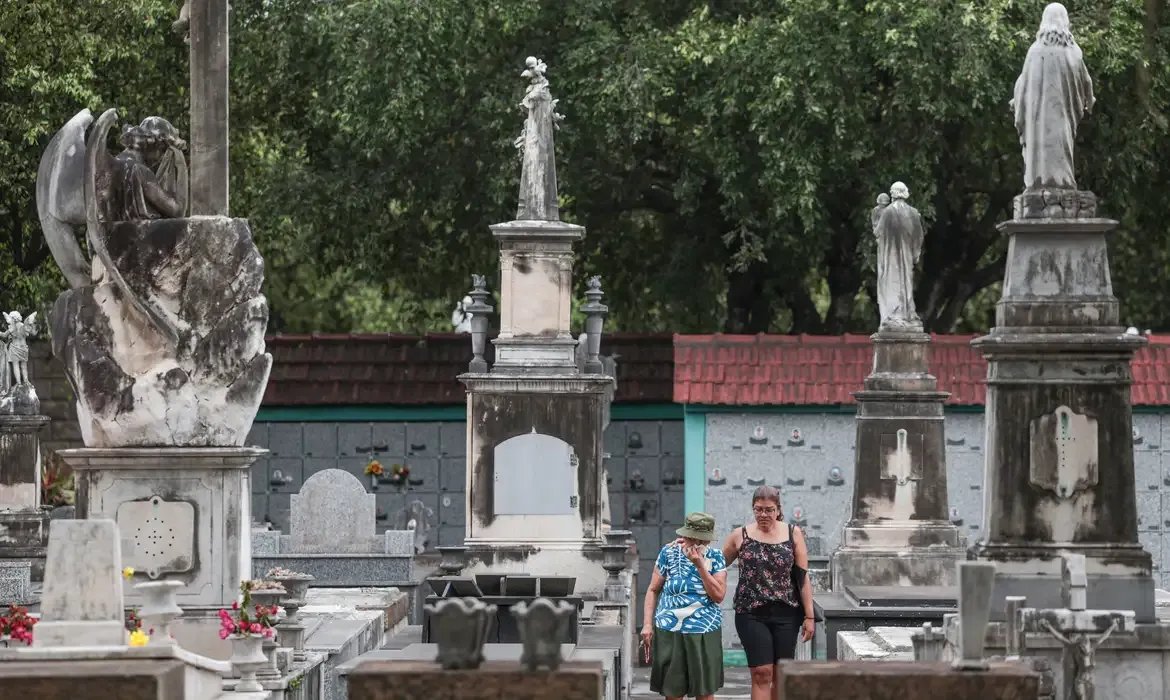 Rio de Janeiro (RJ), 02/11/2025 – Movimentção de pessoas no cemitério do caju pelo dia de finados.Foto: Joédson Alves/Agência Brasil