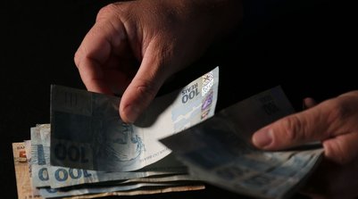 Saque do valor em conta será feito em dezembro e fevereiro (Foto: JOSÉ CRUZ/AGÊNCIA BRASIL)