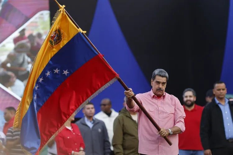 Venezuela: salário mínimo permanece em US$ 0,50, sem reajuste desde 2022, e bônus do governo viram principal renda. (AFP)