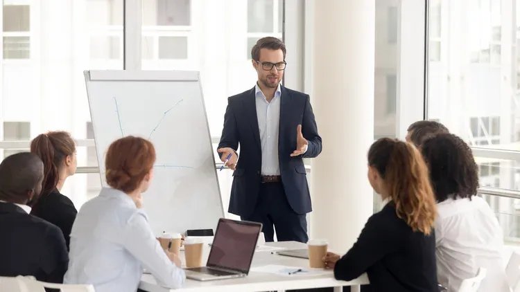 A consultoria de negócios é um campo que exige preparo técnico e visão estratégica ampla