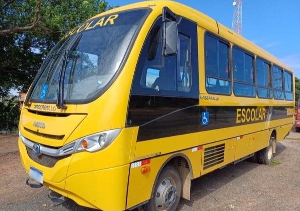 Adolescente é filmado dirigindo ônibus escolar com dezenas de estudantes