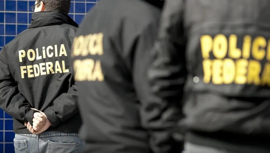 Agentes da Polícia Federal durante operação