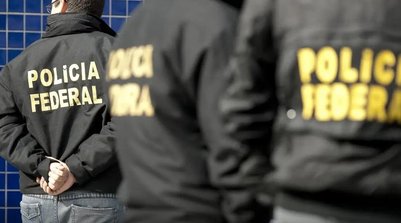 Agentes da Polícia Federal durante operação (Foto: Marcelo Camargo/Agência Brasil)
