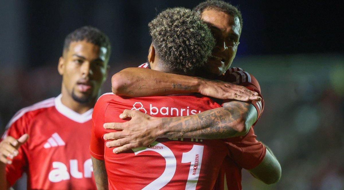 Alan Patrick abraça Wesley em comemoração de gol de Inter 3 x 0 Maracanã pela Copa do Brasil• Ricardo Duarte / Internacional