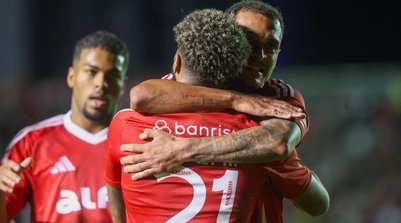 Alan Patrick abraça Wesley em comemoração de gol de Inter 3 x 0 Maracanã pela Copa do Brasil• Ricardo Duarte / Internacional (Foto: • Ricardo Duarte / Internacional)