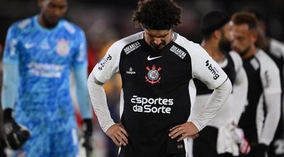 André Ramalho, zagueiro do Corinthians, após derrota para o Huracán naCopa Sul-Americana (Foto: Luis ROBAYO / AFP)