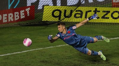 Após empate por 1 x 1 no tempo normal, Léo Jardim é decisivo nas penalidades (Foto: Divulgação)